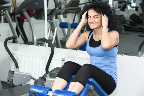 Mujer haciendo ejercicio en el gimnasio — Foto de Stock