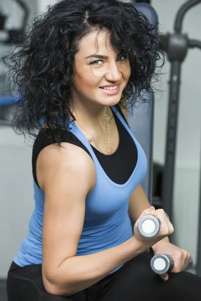 Donna che si allena in palestra — Foto Stock