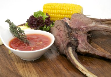 soslu kızarmış domuz kaburga