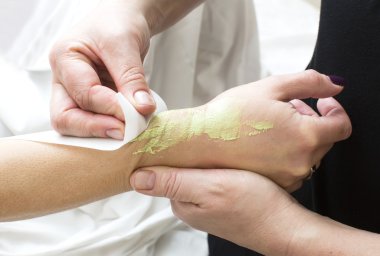 Depilasyon yapıyor kadın