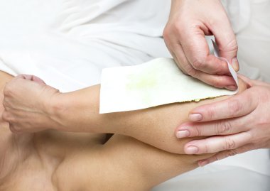 Depilasyon yapıyor kadın