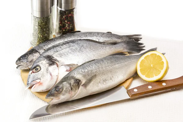 Baharat ile çiğ balık — Stok fotoğraf