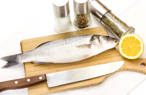 Baharat ile çiğ balık — Stok fotoğraf