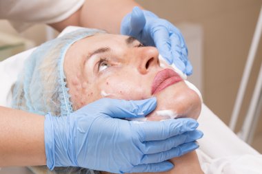 Enjeksiyon ile kozmetik tedavi