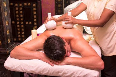 Adam spa tedavisinden hoşlanıyor.