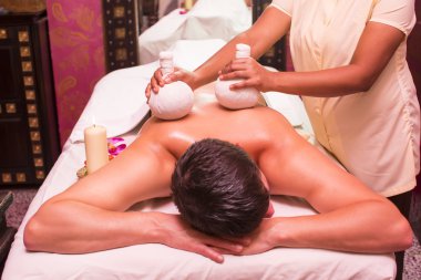 Adam spa tedavisinden hoşlanıyor.