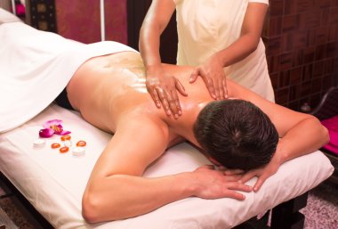 Adam spa tedavisinden hoşlanıyor.