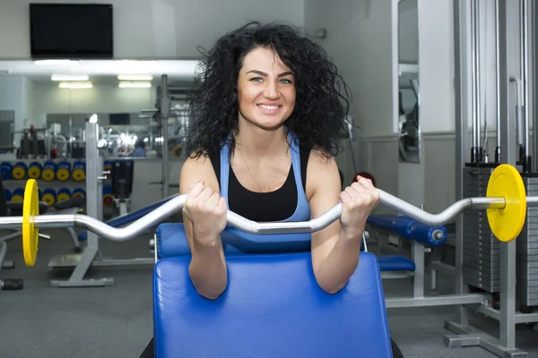 Spor salonunda egzersiz yapan kadın. — Stok fotoğraf