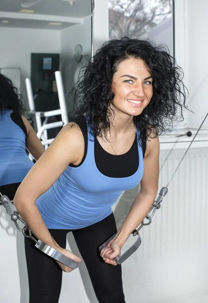 在健身房锻炼的妇女 — 图库照片