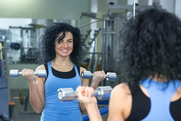 Mujer haciendo ejercicio en el gimnasio — Foto de Stock