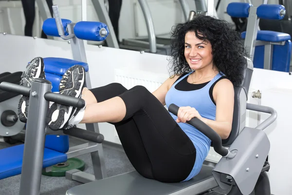 Donna che si allena in palestra — Foto Stock