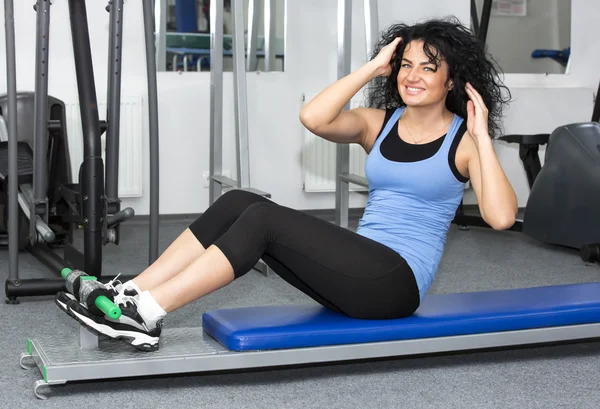 Mujer haciendo ejercicio en el gimnasio — Foto de Stock