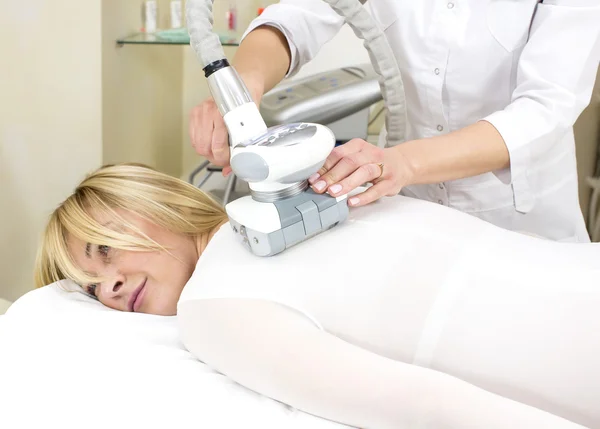 Kobieta w klinice lipomassage — Zdjęcie stockowe