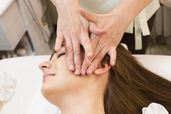Massaggio e peeling facciale — Foto Stock
