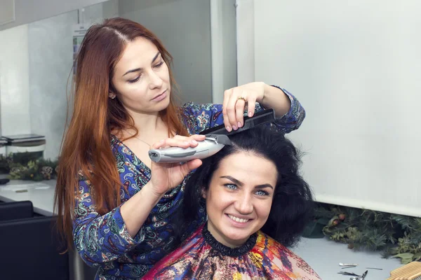 Mulher fazendo penteado — Fotografia de Stock