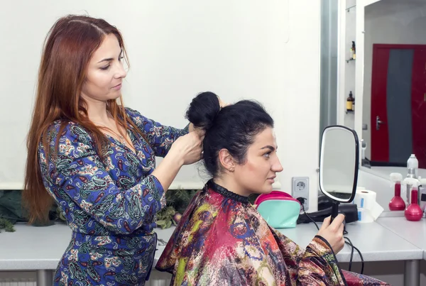 Woman doing hairstyle — Stock Photo, Image