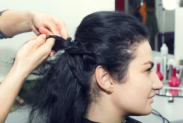 Mujer haciendo peinado — Foto de Stock