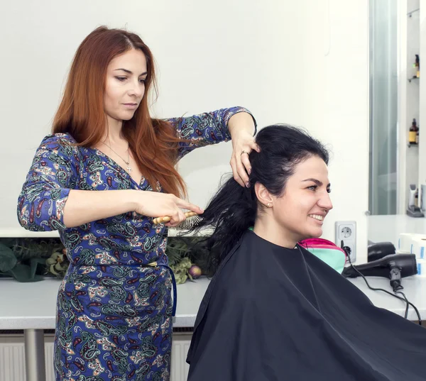 Mujer haciendo peinado — Foto de Stock