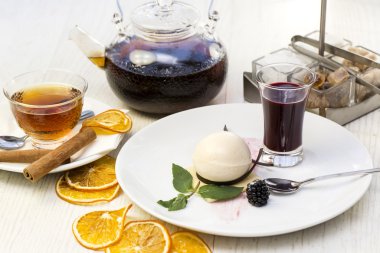 Böğürtlen ile krem tatlı