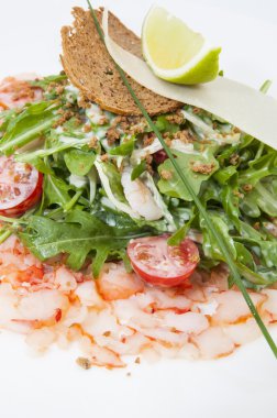 Yeşiller ve karides salatası