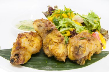 Salata ile köri tavuk