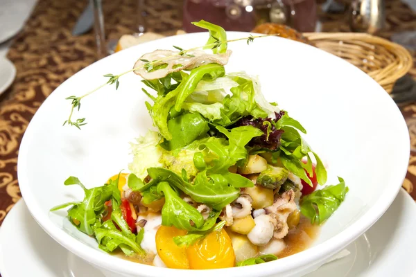 Salada com polvo, verduras e legumes — Fotografia de Stock