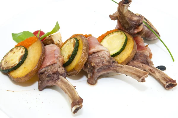 Roasted veal ribs with vegetables — Stock Photo, Image