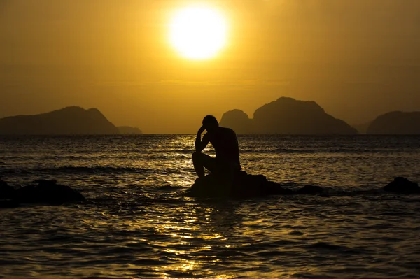 海の夕日に男性のシルエット — ストック写真