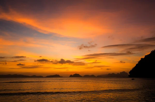 Spiaggia di sabbia sopra il tramonto — Foto Stock