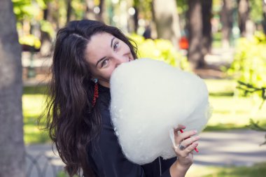 Pamuk helva yiyen genç kız