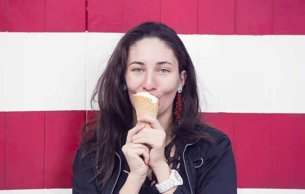 Jeune fille manger une crème glacée — Photo