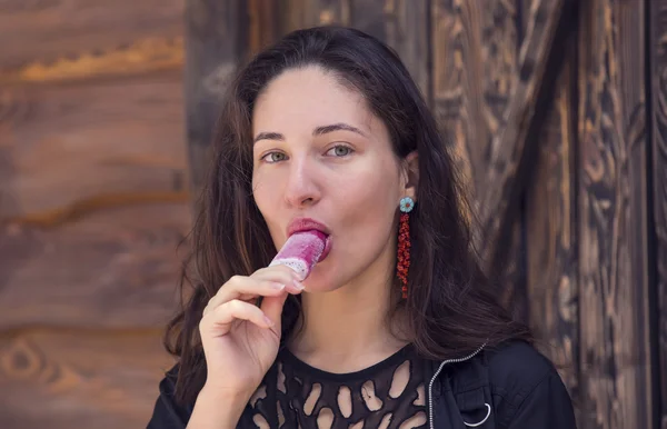 Jeune fille manger une crème glacée — Photo