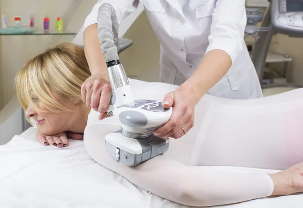 Kvinnan vid kliniken lipomassage — Stockfoto