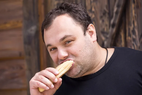 Man eating hot dog — Stock Photo, Image