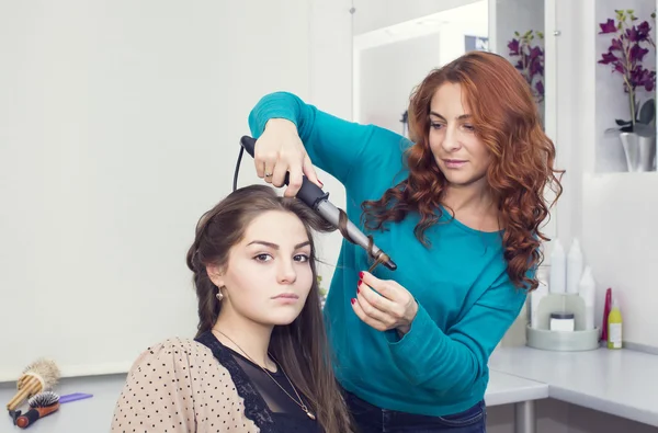 Mujer haciendo peinado — Foto de Stock