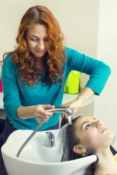 Mujer haciendo peinado —  Fotos de Stock