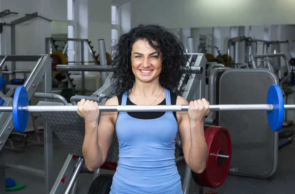 Mujer haciendo ejercicio en el gimnasio —  Fotos de Stock