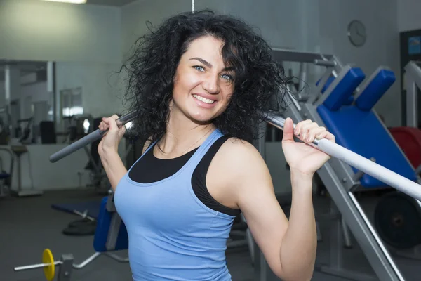 Donna che si allena in palestra — Foto Stock