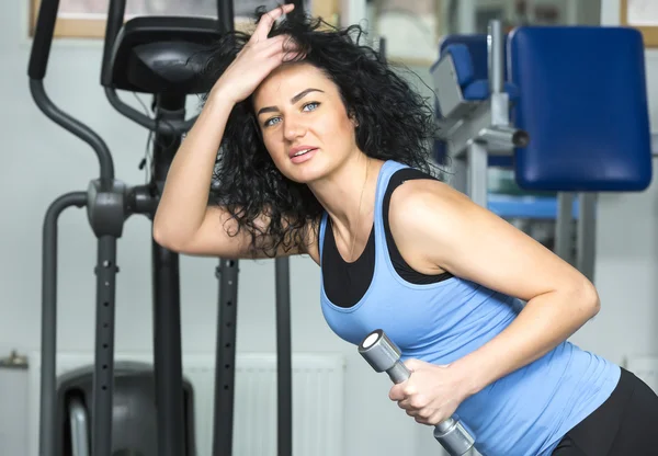 Vrouw in de sportschool — Stockfoto