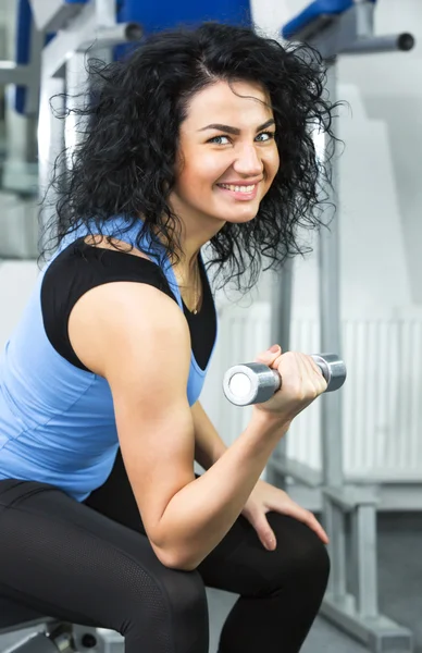 Kvinnlig träning på gym — Stockfoto