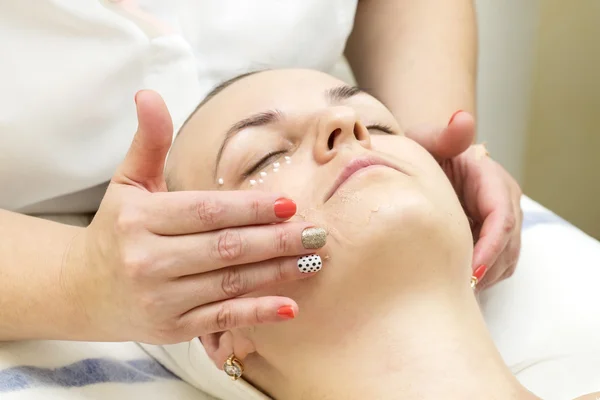 Masaje y exfoliaciones faciales — Foto de Stock