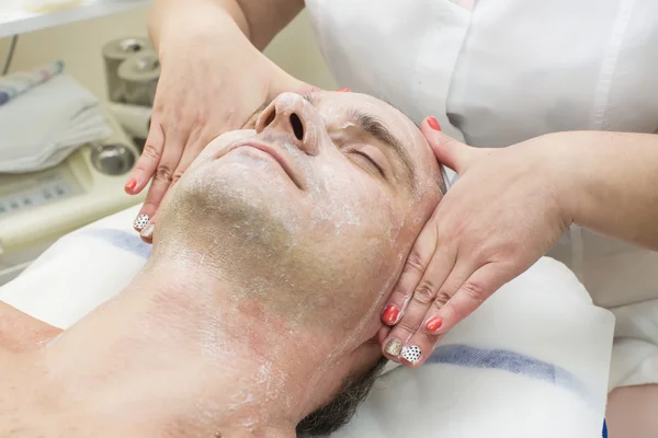 Homme dans le salon de beauté — Photo