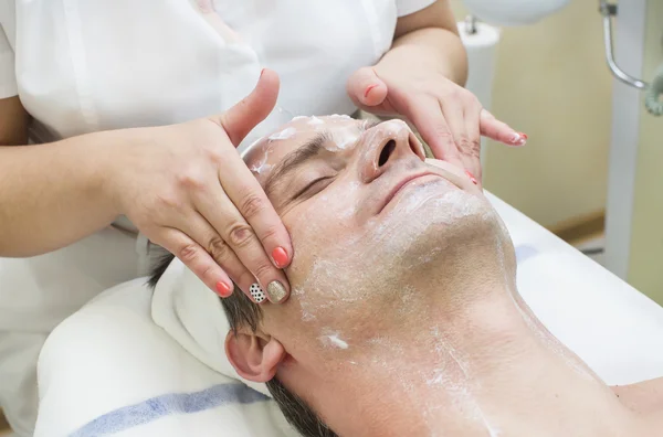 Homme dans le salon de beauté — Photo