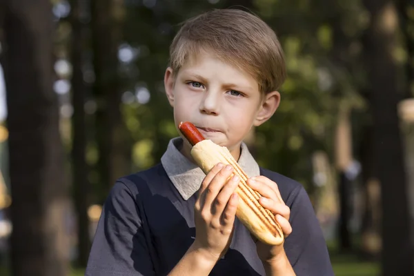 Jongen hotdog eten — Stockfoto