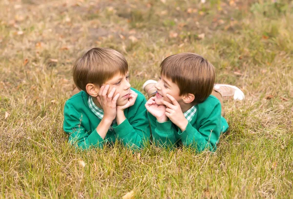 Dos chicos en el prado — Foto de Stock