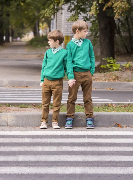 Dois meninos pedestres — Fotografia de Stock