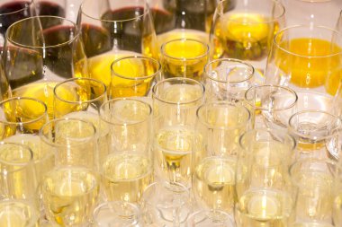 Bardaklarda alkollü içecekler