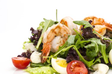 Yeşiller ve karides salatası