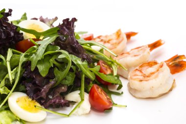 Yeşiller ve karides salatası