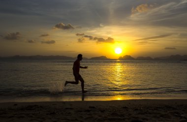 Sandy beach günbatımı üzerinde